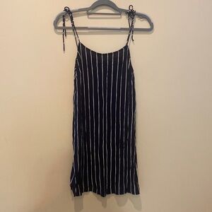 Billabong summer dress. Ties at top.